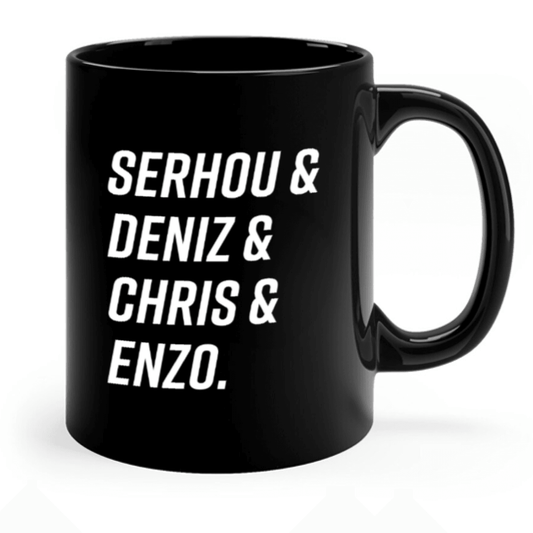 Serhou & Deniz & Chris & Enzo - Schwarze Tasse - FUMS Shop